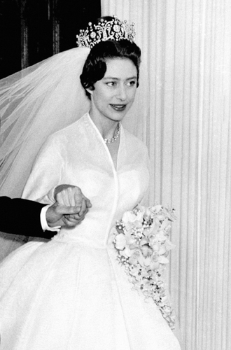 МаргаретПринцесса Маргарет выходила замуж за лорда Сноудона в Вестминстерском аббатстве с букетом, в котором красовались ландыши, орхидеи, цветы стефанотиса и мирт.