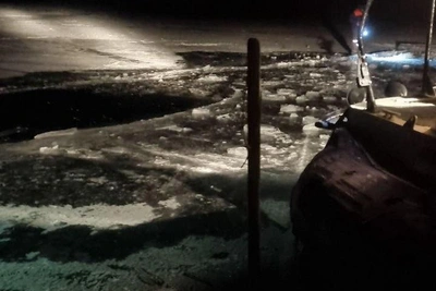 На Байкале машина провалилась под лед, двое погибли