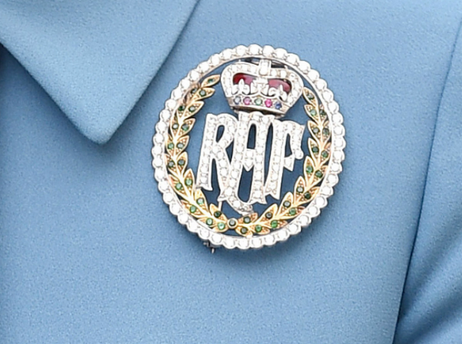 Герцогиня Кембриджская получила драгоценную брошь в подарок от ВВС Великобритании