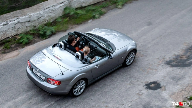Тест-драйв Mazda MX-5 (NC) 15-летней давности. Оригинальный автомобиль имел жесткую крышу с автоматическим раскладыванием, что делало его довольно практичным, но добавляло вес | Источник: Артем Краснов