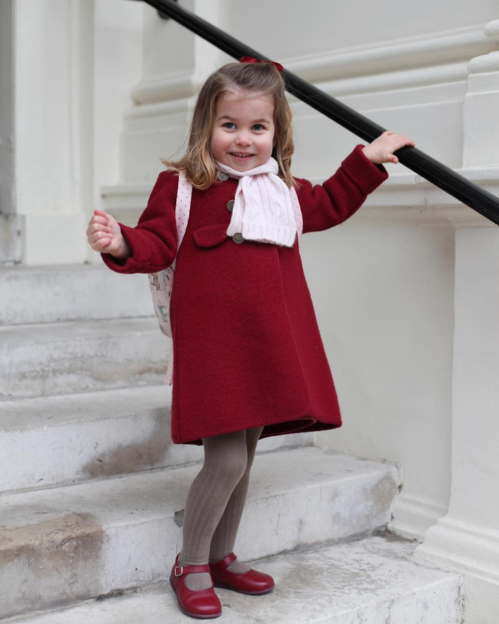 Первые официальные фото принцессы Шарлотты в детском саду