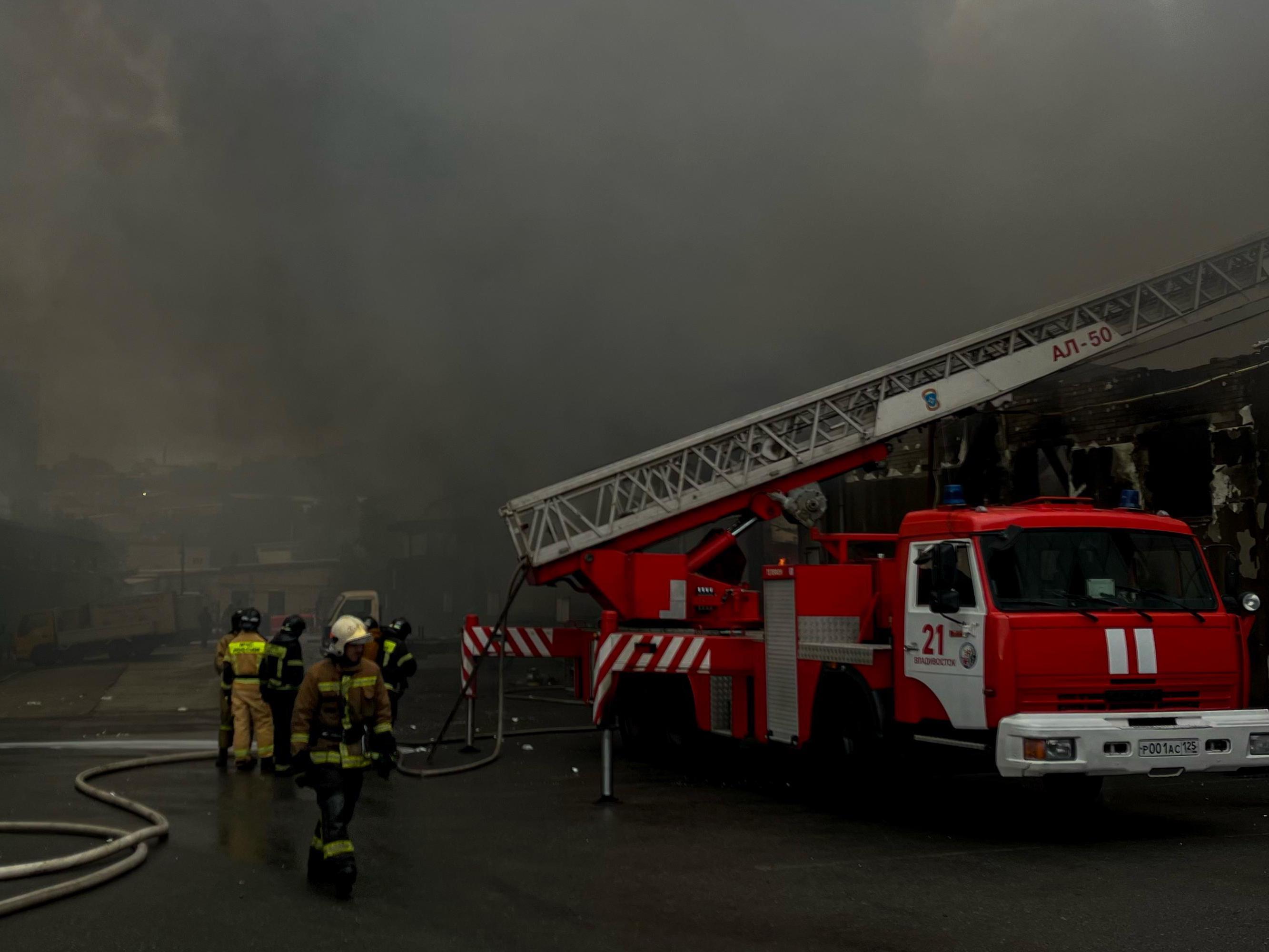 Крыша жилого дома загорелась на улице Уборевича во Владивостоке