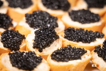 Бутерброды выглядели солидно. Так и не скажешь, что икра обошлась в 50 рублей | Источник: Владислав Лоншаков / E1.RU