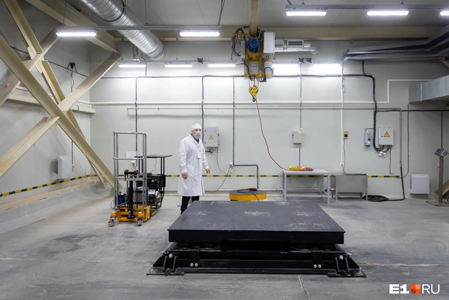 В этом цеху контейнеры герметизируют | Источник: Владислав Лоншаков / E1.RU