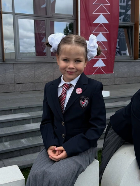 Девочка окружена любовью обоих родителей 