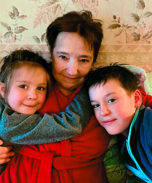 Мама чемпионки Наталья с внуками