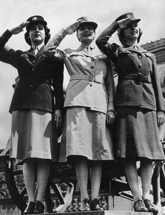 Форменная женская одежда в США (1942 год).