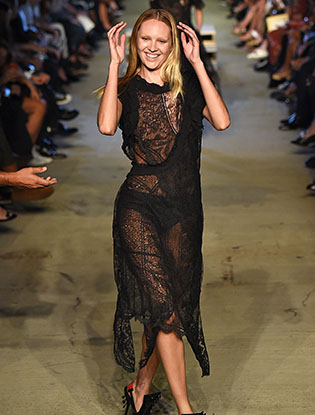 Кэндис Свейнпол упала на показе Givenchy в Нью-Йорке