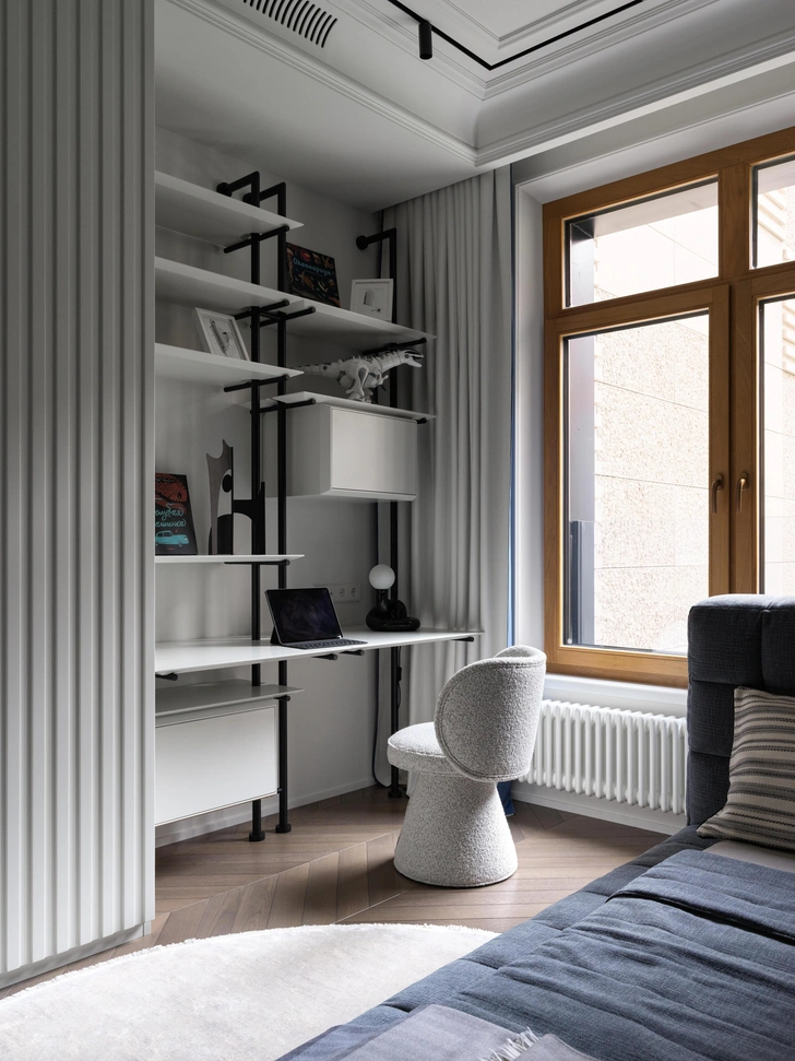 Стеллаж и стул, Bino home. Шкаф изготовлен по эскизам дизайнера, Walls studio. | Источник: Максим Максимов. Стиль: Наталья Стрижакова