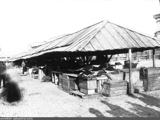 Торговые ряды на Старом базаре. Кадр относится к 1900–1917 годам. | Источник: Фотоальбом «Образы старого Ростова», Коллекция Ростовский обл. краеведческого музея, 2004 / pastvu.com