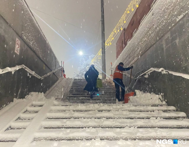 Дорожники вышли на уборку улиц. Они стараются справиться с последствиями снегопада  | Источник: Анастасия Хрипушина/NGS.RU