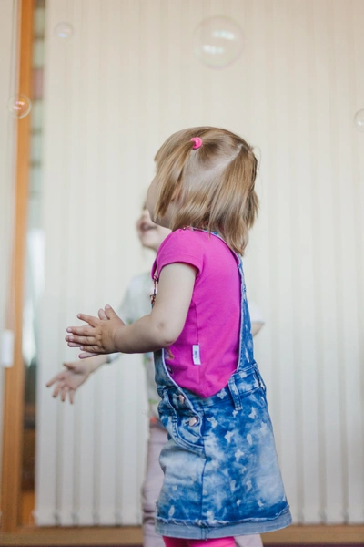 Неадекватный отец выбросил 3-летнюю дочку из окна в октябре | www.starhit.ru