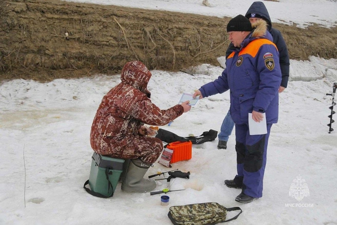 Рыбаков просят не вырезать вокруг себя много лунок | Источник: ГУ МЧС России по региону