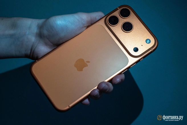 Чтобы вернуть телефон, мошенники требуют выкуп | Источник: Михаил Огнев / FONTANKA.RU