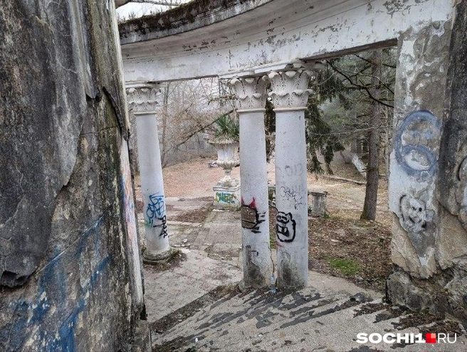 Забвение плюс вандализм. Красота, которую не пощадило ни время, ни люди с баллончиками  | Источник: Оксана Витязь / SOCHI1.RU