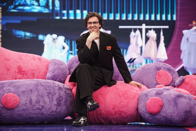 Ведущий Арсений Попов быстро нашел общий язык с детьми | Источник: НТВ