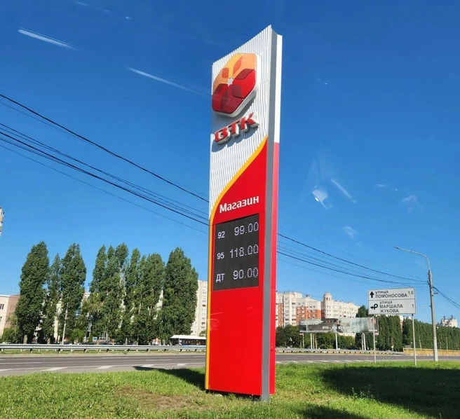 Одна из заправок «ВТК» в Воронеже на Московском проспекте 17 августа. По сравнению с серединой июля на АЗС компании подешевело дизельное топливо&nbsp;— тогда литр стоил 103 рубля | Источник: Ирина Булгакова / Voronezh1.ru