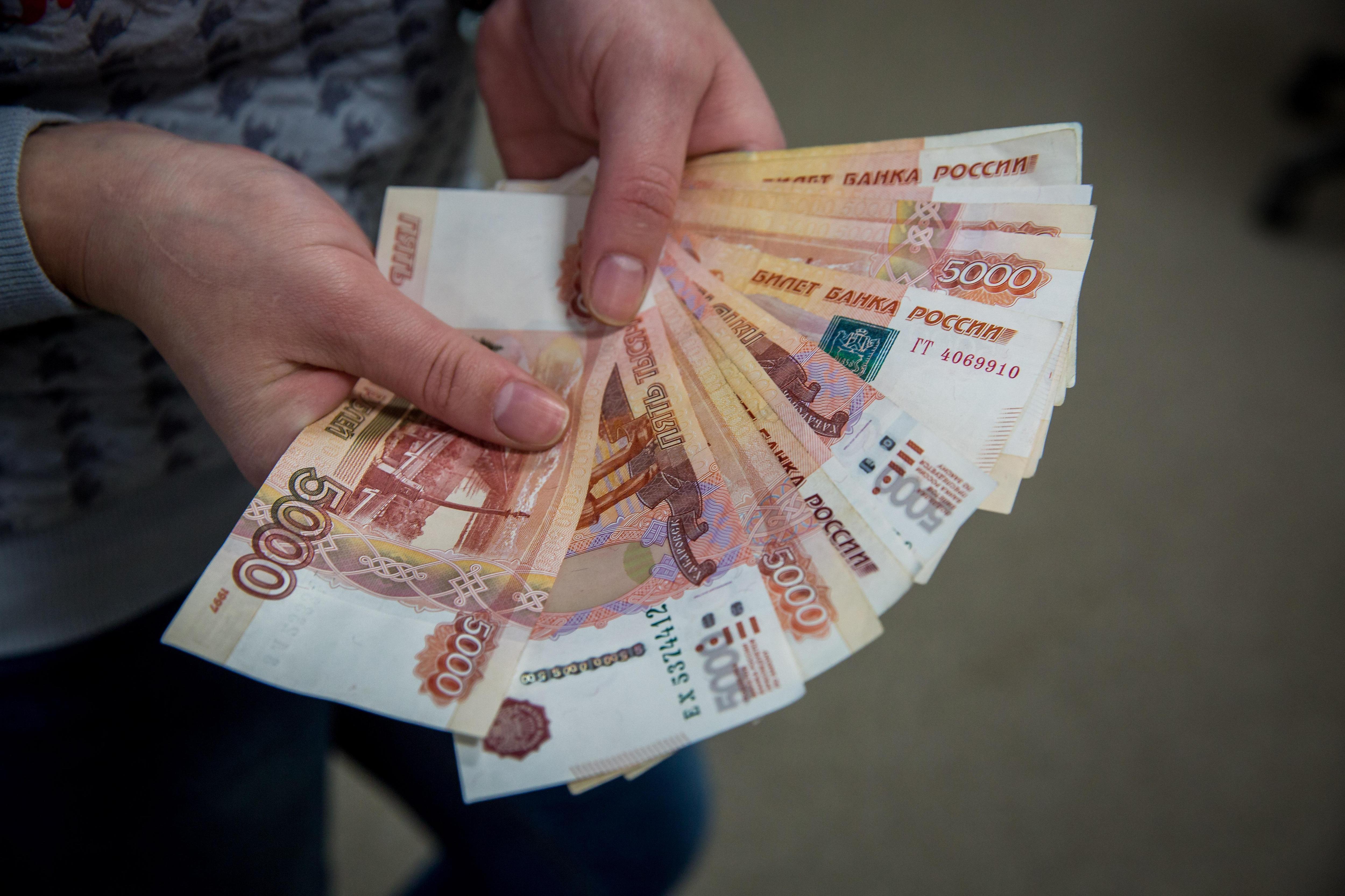Люди переходят на наличку и закрывают вклады, а путевки в Турцию резко подешевели: экономические новости недели