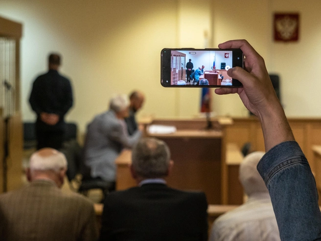 Адвокат предупреждает, что мобильное устройство и хранящиеся в нем данные выступают в роли доказательства обвинения. | Источник: Михаил Огнев / FONTANKA.RU
