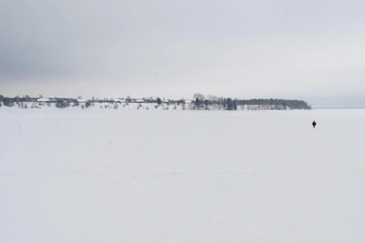 Курьер в Перми увяз в снегу при доставке через поле