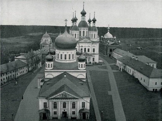 Внутренний вид Саровской пустыни с колокольни | Источник: Альбом видов Саровской пустыни / Andcvet.narod.ru