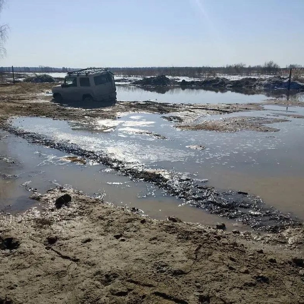 Во время активного таяния снега размыло временную дорогу и местные жители не могли выбраться из своих домов | Источник: жители КП «Палитра»