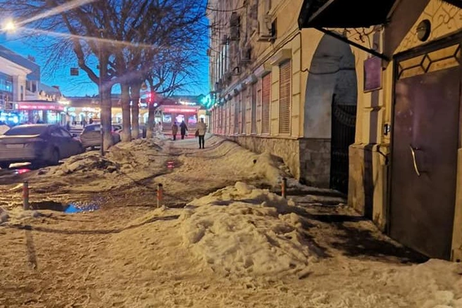 По словам Александра, днем куски снега тают, а вечером превращаются в каток | Источник: Alexandra Koptelina / Facebook.com