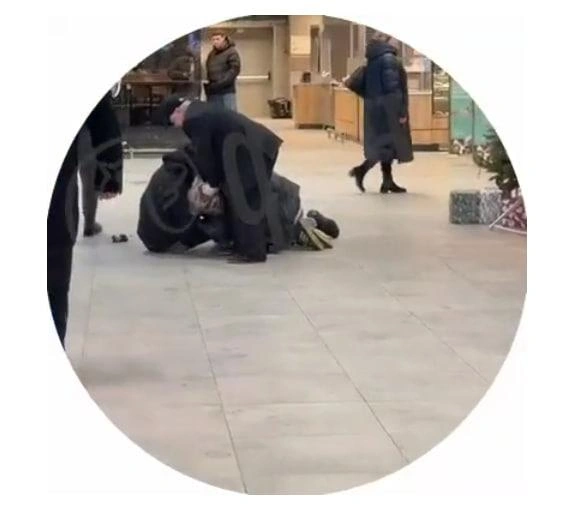 Умер пострадавший в конфликте с охранниками в ТРК «Сити Молл» | Источник: кадр из видео «Фонтанки»