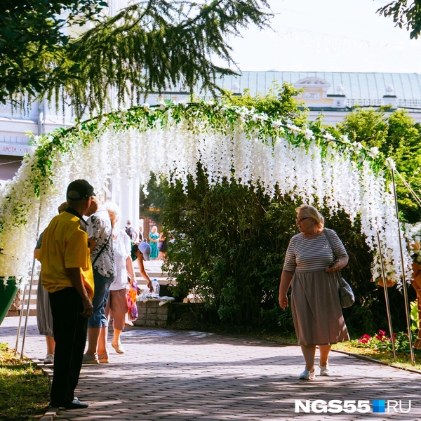 Один из красивых входов на выставку | Источник: Елена Латыпова / NGS55.RU