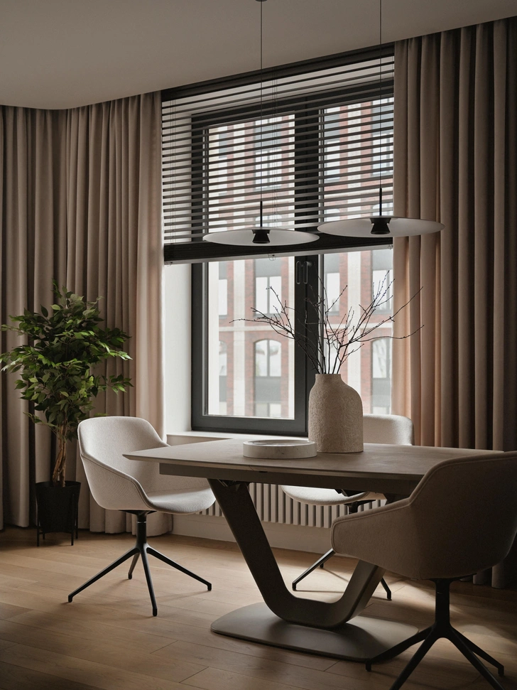 Стол и стулья, BoConcept. Светильники, Maytoni. | Источник: Максим Максимов. Стиль: Анна Бабенко, Марьям Кокурхаева