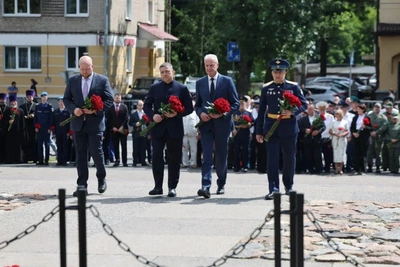 Псковичи почтили память защитников в 82-ю годовщину освобождения