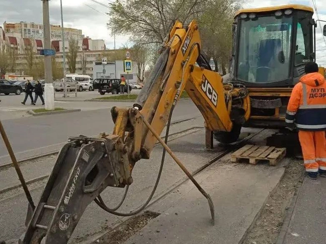 На фото рабочие находятся рядом с погрузчиком, у них, видимо, остались только лопаты | Источник: Волгоградский трамвай / T.me