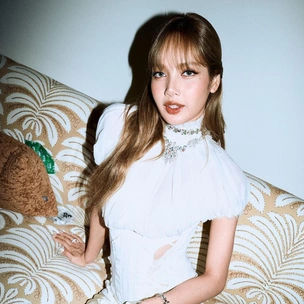 Белая магия: будуарный образ Лисы из Blackpink