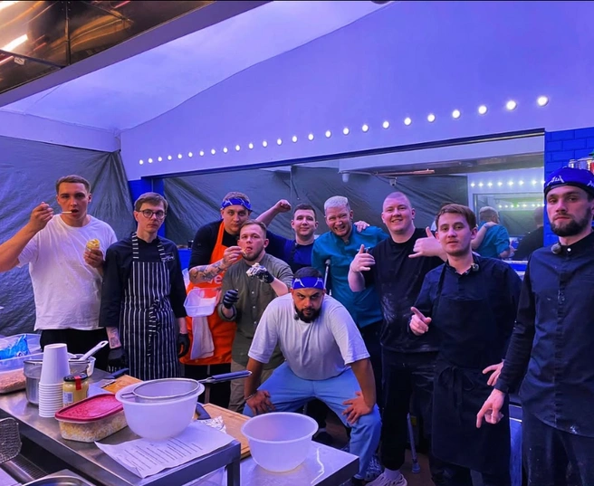 Даже после травмы Александр продолжал помогать своей команде «синих» | Источник: erohasaha / Instagram.com (экстремистская организация, деятельность запрещена на территории РФ)