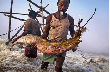Творенья генья: как небольшое африканское племя придумало уникальный способ ловли рыбы