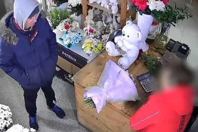 Man Robs Flower Kiosk with Air Pistol, Steals Flowers and Bear