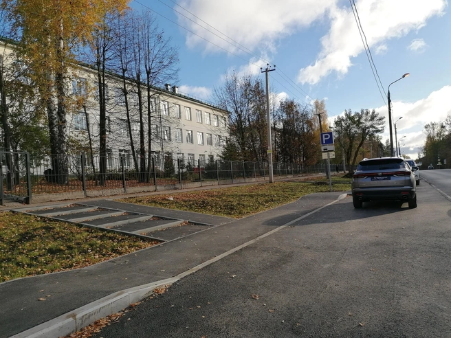 Родители и лицеисты уже успели оценить удобную парковку | Источник: Максим Спиридонов