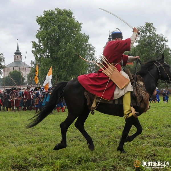 Один из воинов в алом поднимает клинок | Источник: Ксения Потеева / FONTANKA.RU