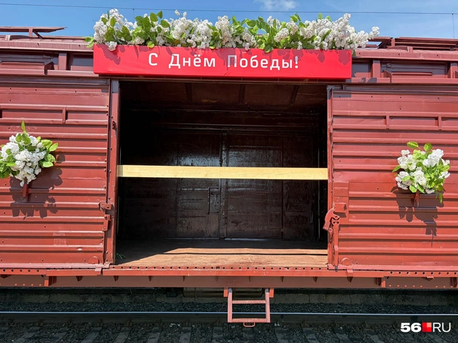 Их украшала лишь вывеска «День Победы» | Источник: Николай Сальников / 56.RU