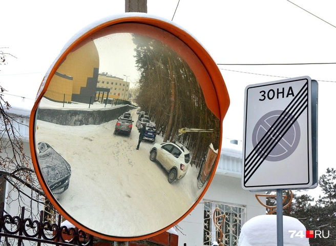 Запрет парковки связан с теснотой прилегающих улиц: местами так узко, что стоят полусферические зеркала для лучшего обзора | Источник: Артем Краснов