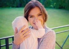 Лена Темникова впервые вывезла дочь за границу