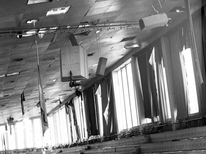 Стихия также повредила оконные проёмы. | Источник: Борис Шемякин