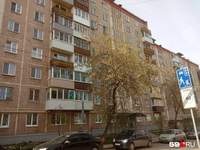 Семья, в которой произошла трагедия, жила на верхнем этаже дома | Источник: Вероника Свизева / 59.RU