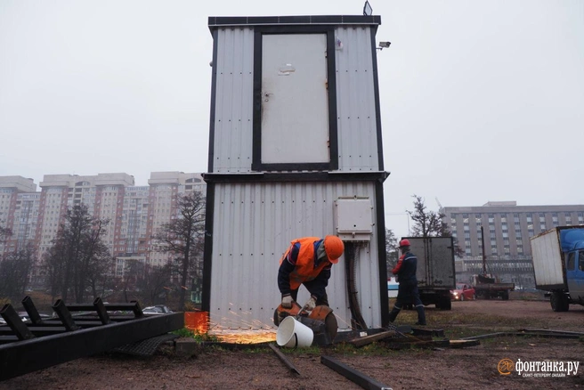 Галерную гавань начали очищать от понтонов и будок | Источник: Сергей Николаев / FONTANKA.RU