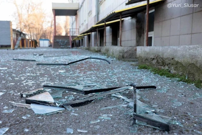 Вокруг домов всё в стёклах: почти три десятка квартир повреждены в Таганроге во время атаки БПЛА | Источник: Официальный канал губернатора Ростовской области