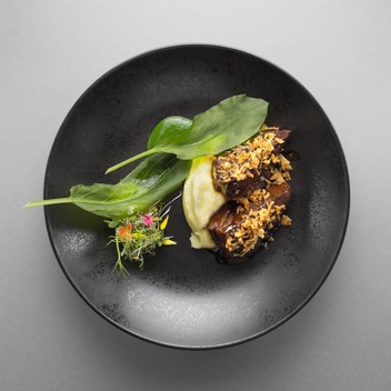 Томленая телячья щека из печи с соусом из зелени, картофельное пюре | Источник: the_pech / vk.com