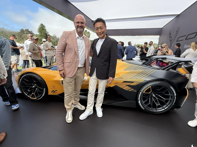 Владимир с Казунори Ямаучи, создателем гоночного симулятора Gran Turismo, где концепты Chevrolet появились практически сразу после дебюта. «Я и несколько миллионов геймеров могут на них гонять в виртуальной реальности (чем я очень часто и занимаюсь)»,&nbsp;— смеется Владимир | Источник: личный архив Владимира Капитонова