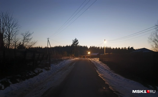 В Дуреевской и так живет чуть больше 50 человек, но вечером на улице встретить кого-то сложно даже сейчас | Источник: Михаил Машков / MSK1.RU