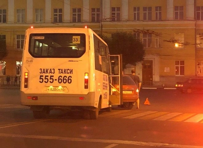 На Театральной столкнулись маршрутка и легковушка | ya62.ru
