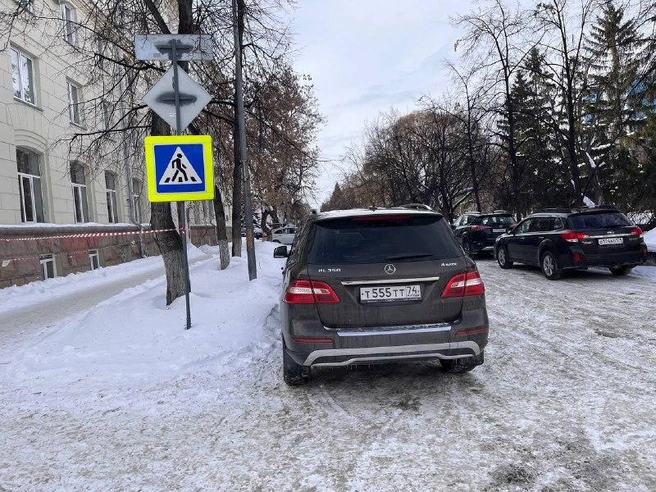 «Еще один с блатными номерами паркуется возле администрации области»,&nbsp;— написал автор снимка. Машина стоит на пешеходном переходе. Остановка запрещена в пределах 5 метров от переходов, и это не формальность: такие машины перекрывают обзор, увеличивая риск наезда на пешехода | Источник: читатель 74.RU